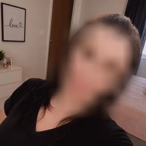 Alexandra, 37